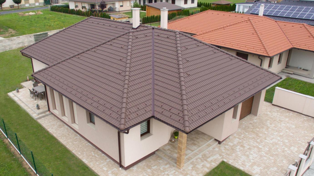Sötétbarna színű Synus tetőcserép modern családi házon. Sötétbarna színű Synus tetőcserép családi házon.
