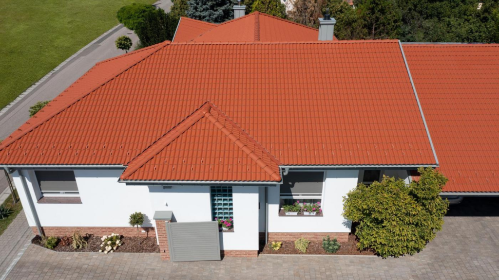 Tégla színű Synus tetőcserép klasszikus stílusú családi házon. Tégla színű Synus tetőcserép családi házon.
