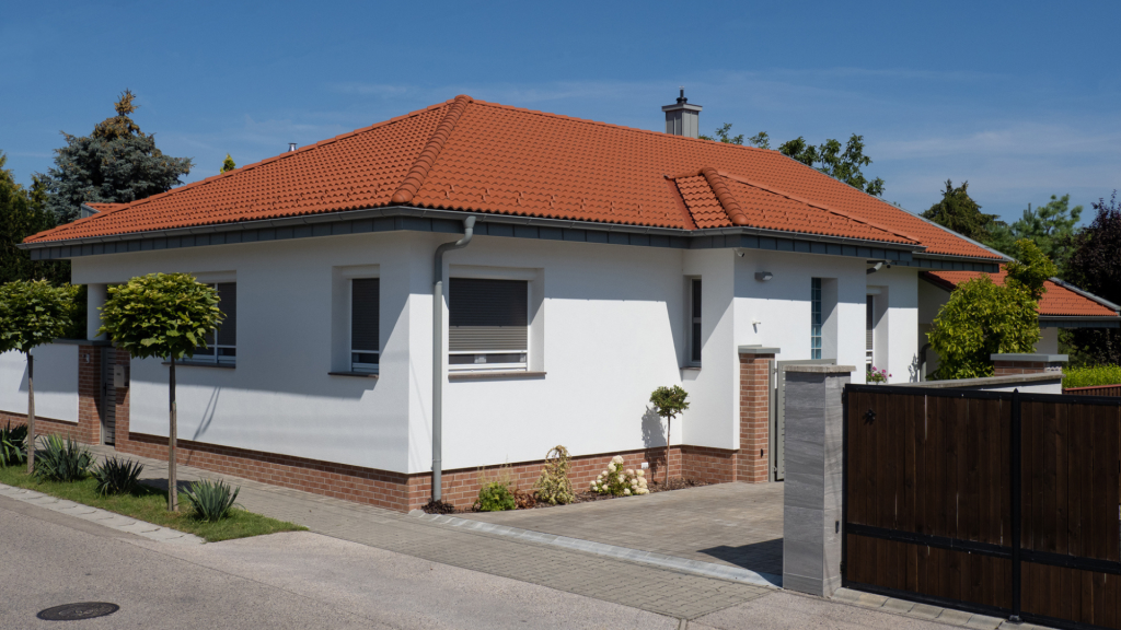 Fehér vakolatú ház tégla színű Terrán Synus tetőcseréppel. Fehér vakolatú ház tégla színű Terrán Synus tetőcseréppel.