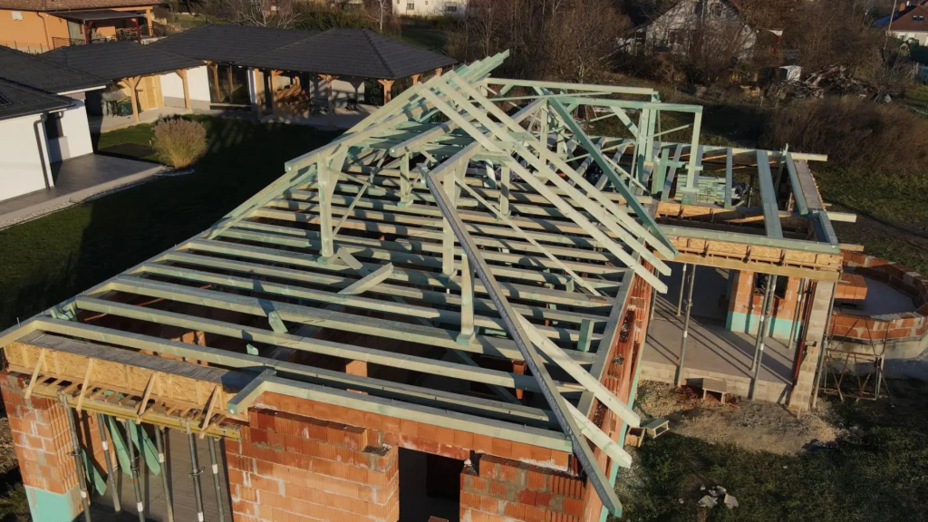 KészTető kezelt fával telepítés közben KészTető kezelt fával telepítés közben