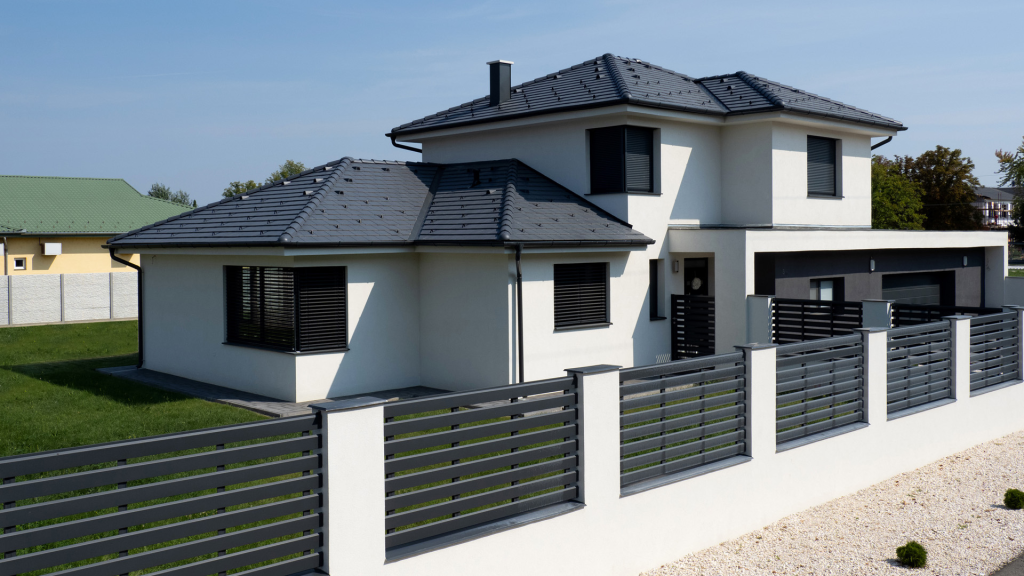 Zenit Max Grafit kerítéssel Zenit Max Grafit - Antracit szürke tetőcserép