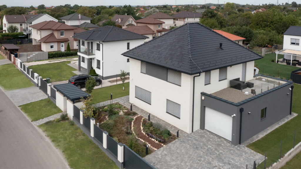 Generon napelemes tetőrendszer modern családi házon. Generon napelemes tetőrendszer modern családi házon.