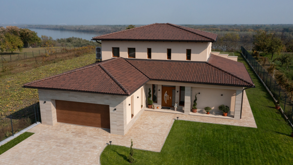 Coppo Ódon tetőcserép mediterrán jellegű családi házon. Coppo Ódon tetőcserép mediterrán jellegű családi házon.