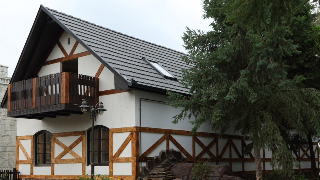 Rundo Antracit tetőcserép nosztalgikus, vidéki jellegű épületen. Rundo Antracit tetőcserép nosztalgikus, vidéki jellegű épületen.