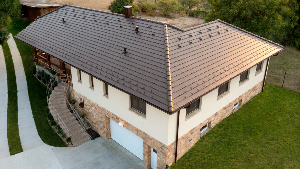 Rundo Mocca tetőcserép natúr téglával párosítva. Rundo Mocca tetőcserép natúr téglával párosítva.