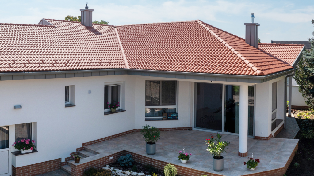 Synus Tégla tetőcserép egyszintes házon terasszal. Synus Tégla tetőcserép egyszintes házon terasszal.